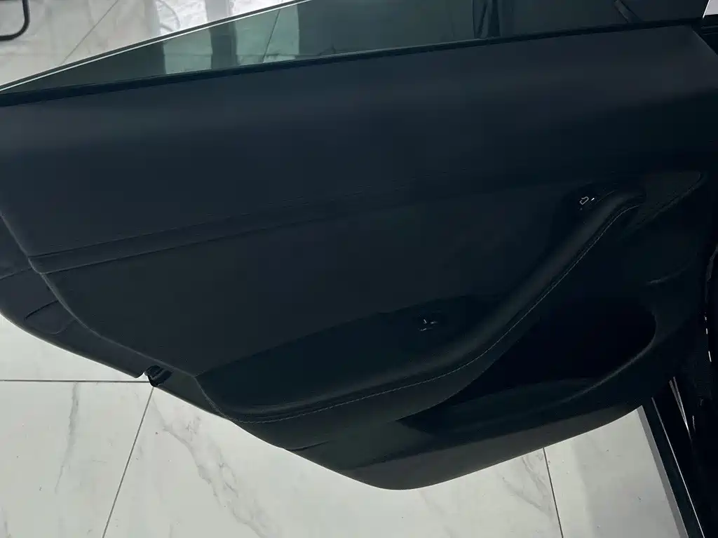 Tesla Model 3 — миниатюра 9