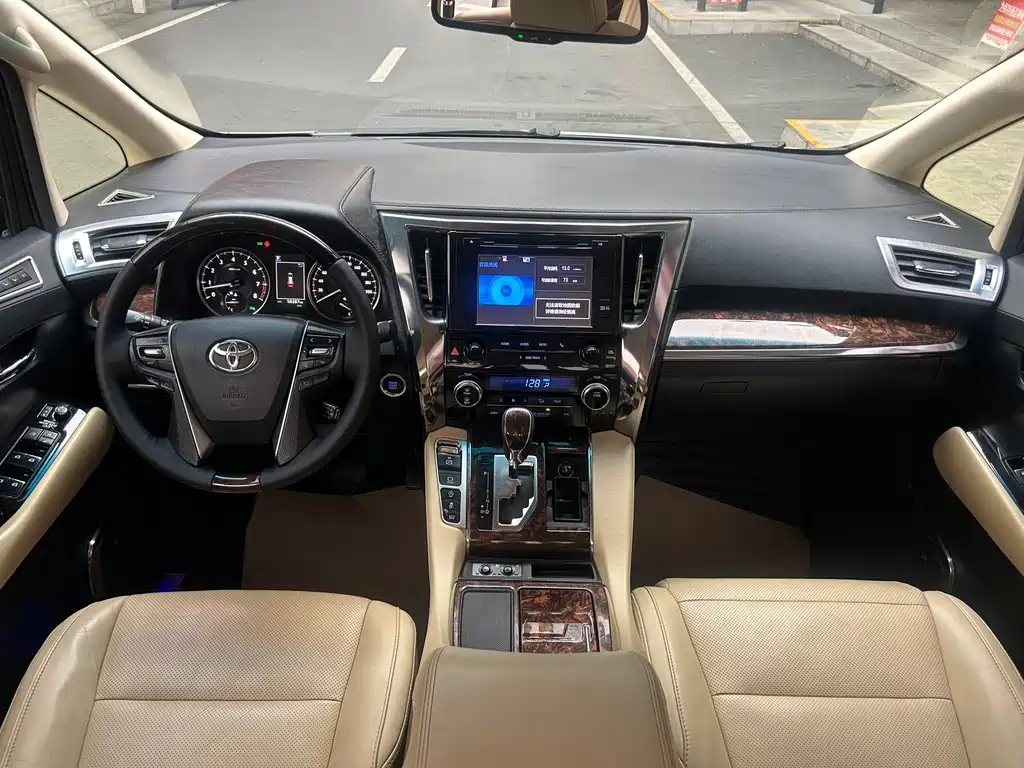 Toyota Alphard — миниатюра 6