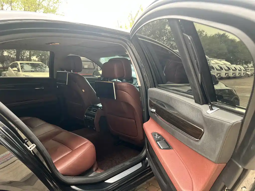 BMW 7 Series — миниатюра 11