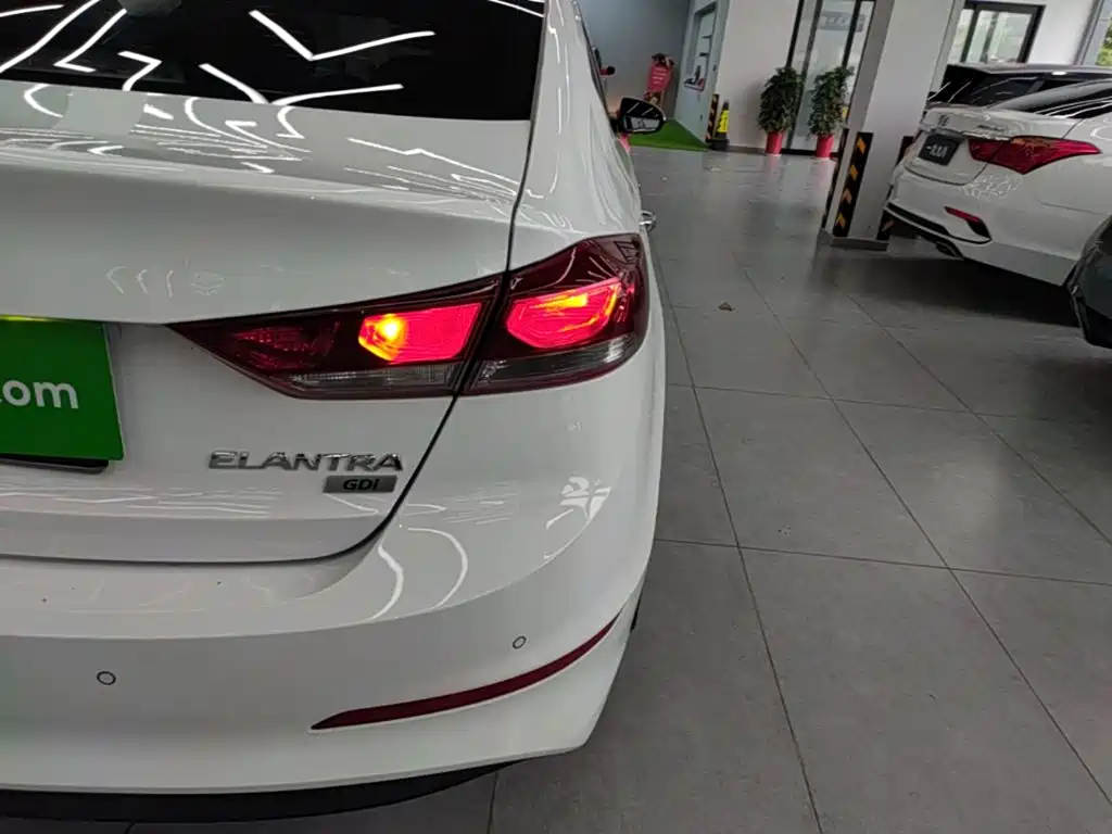 Hyundai Elantra — миниатюра 8