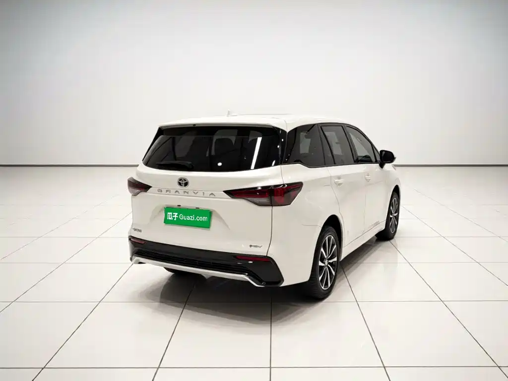 Toyota Granvia — миниатюра 3