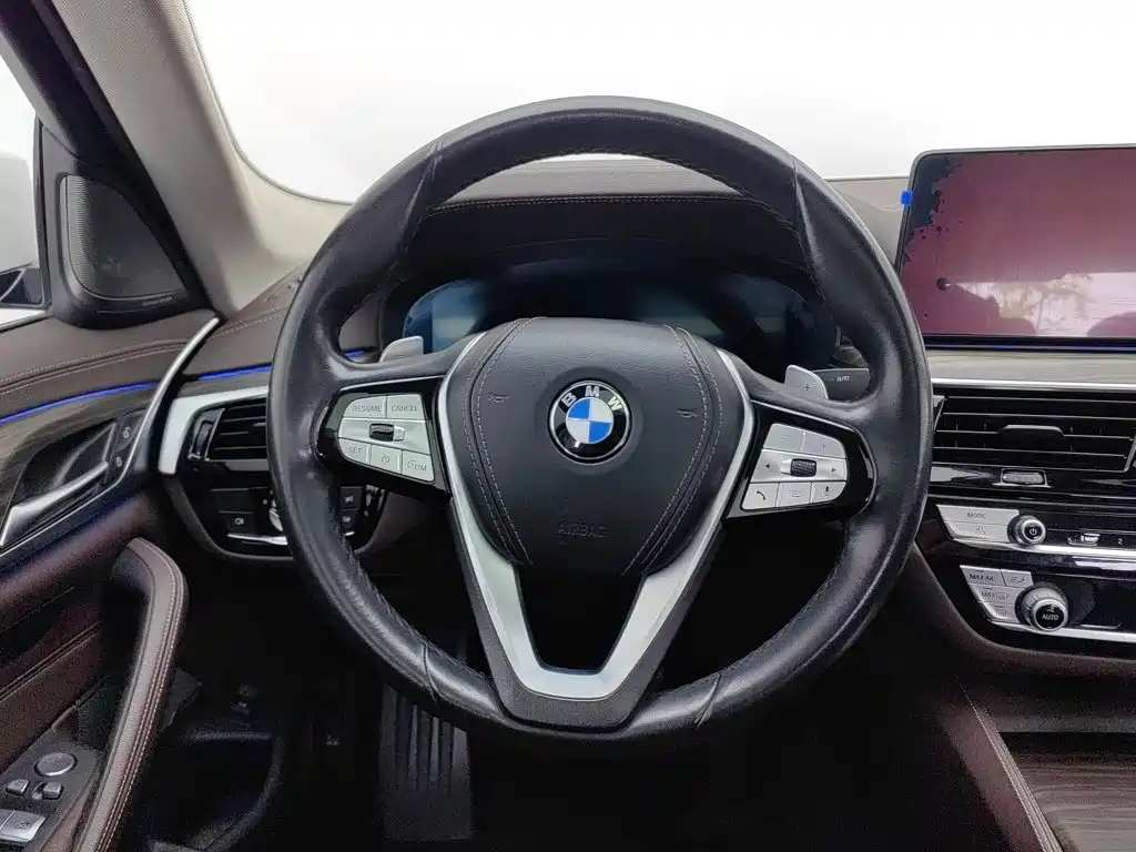BMW 5 Series — миниатюра 11