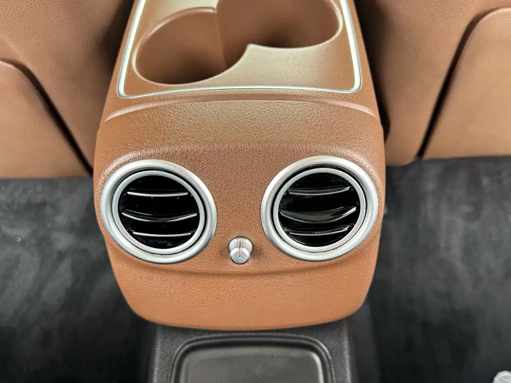 Mercedes-Benz E-Class — миниатюра 11