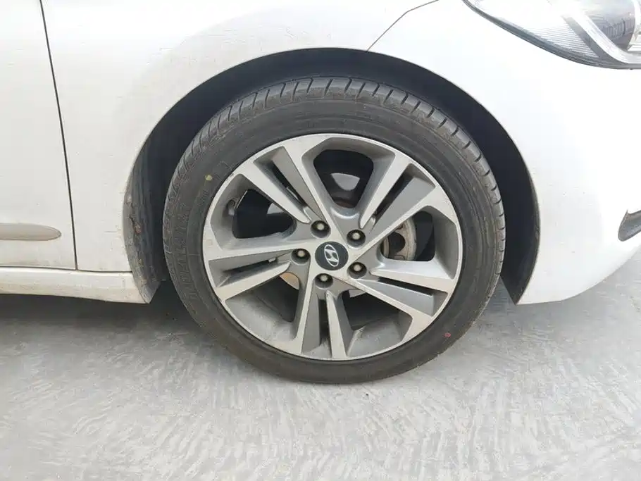 Hyundai Elantra — миниатюра 6