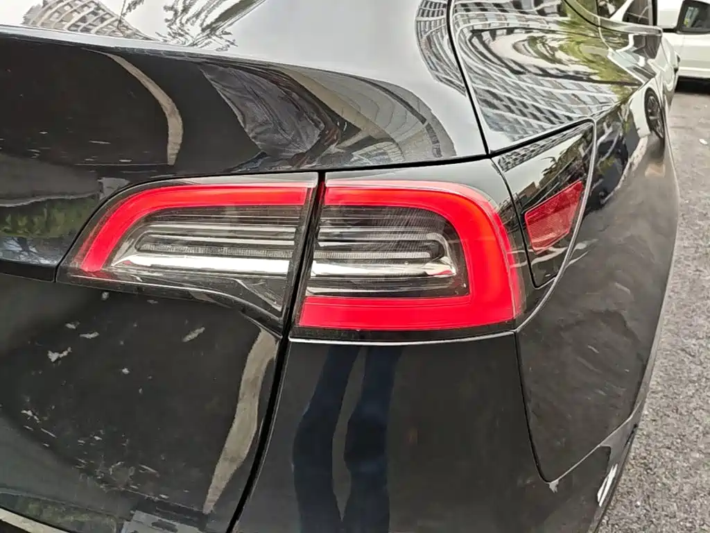 Tesla Model Y — миниатюра 8