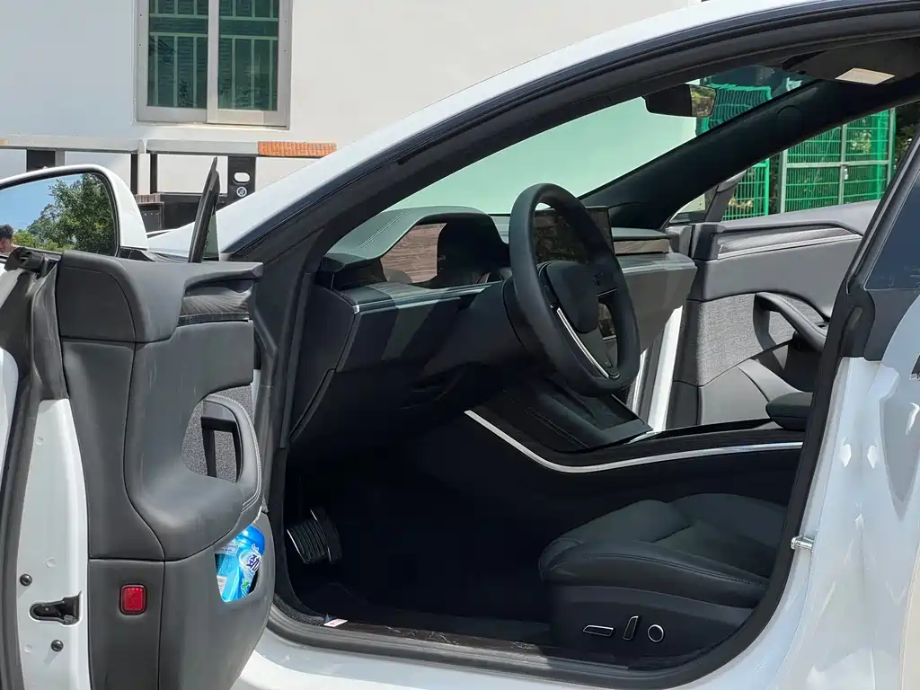 Tesla Model S — миниатюра 10