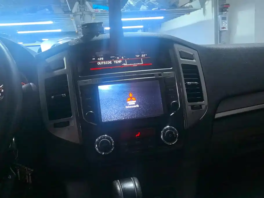 Mitsubishi Pajero (Import) — миниатюра 13