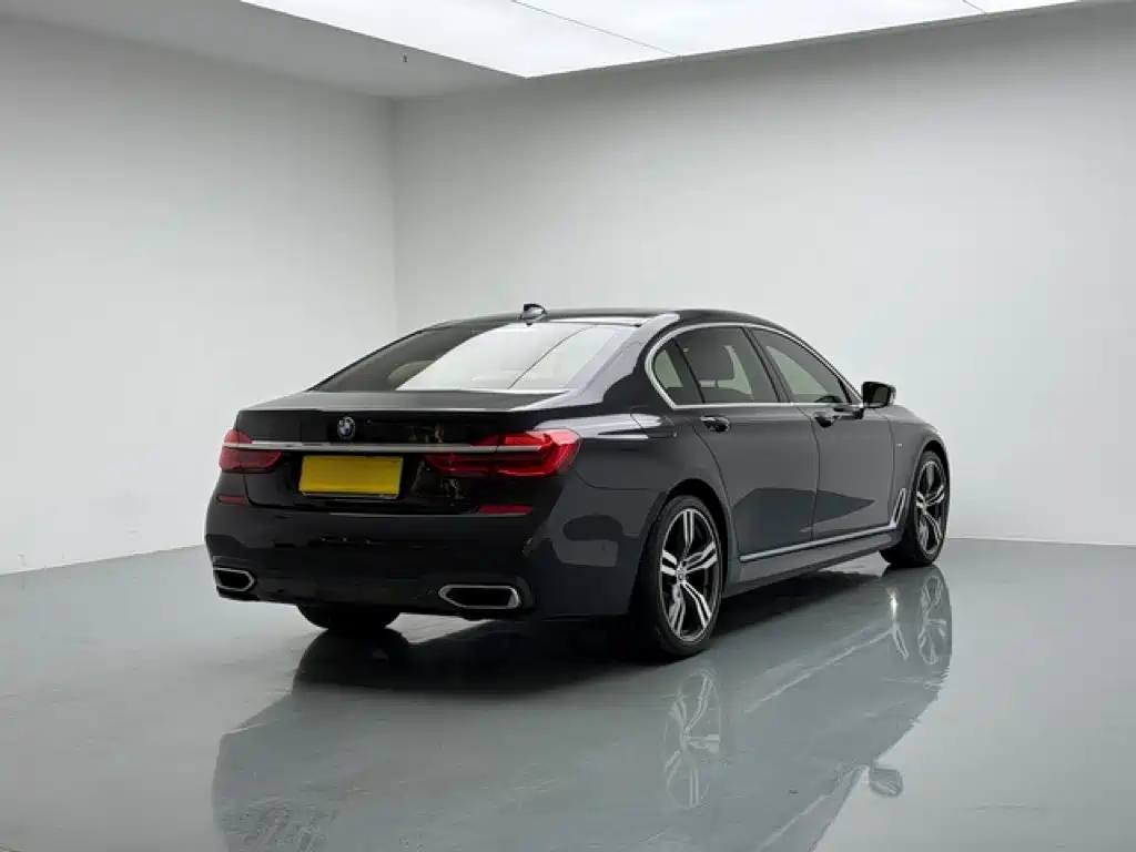 BMW 7 Series — миниатюра 6