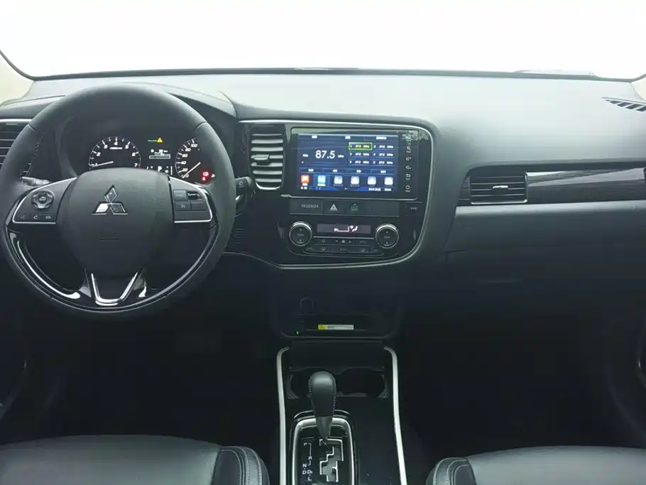Mitsubishi Outlander — миниатюра 12