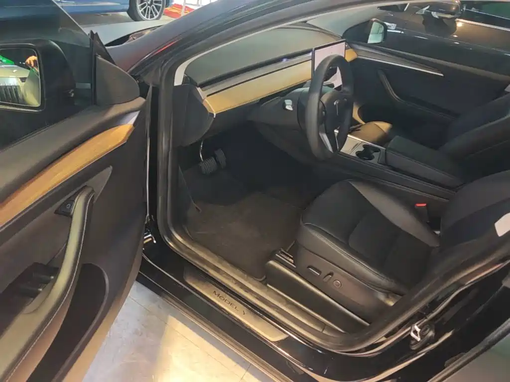Tesla Model Y — миниатюра 16
