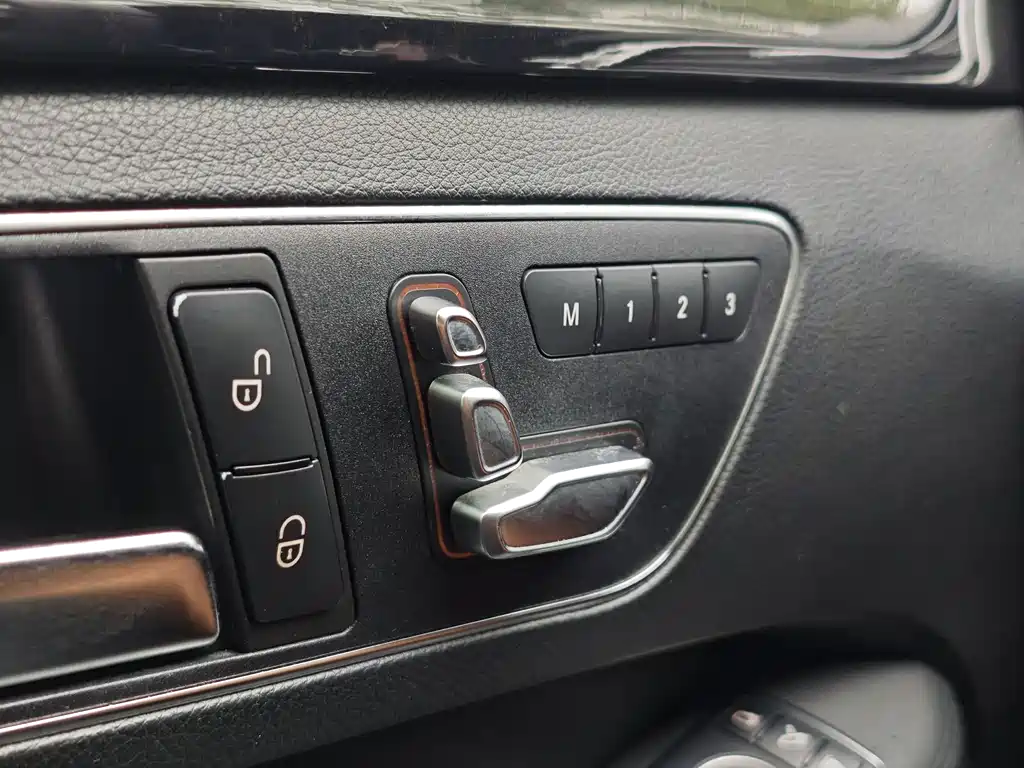 Mercedes-Benz E-Class — миниатюра 12