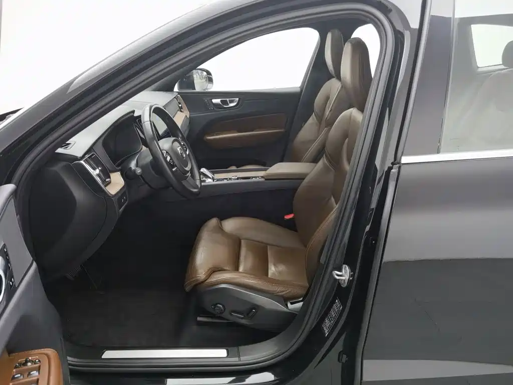 Volvo XC60 PHEV — миниатюра 10