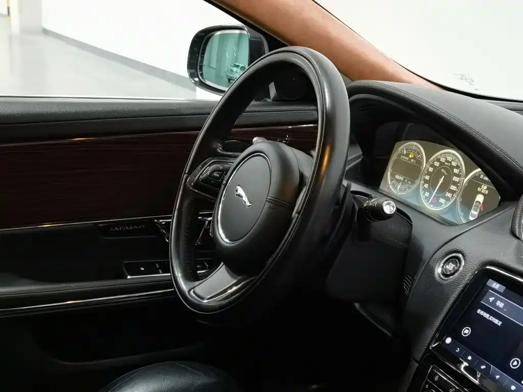 Jaguar XJ — миниатюра 22