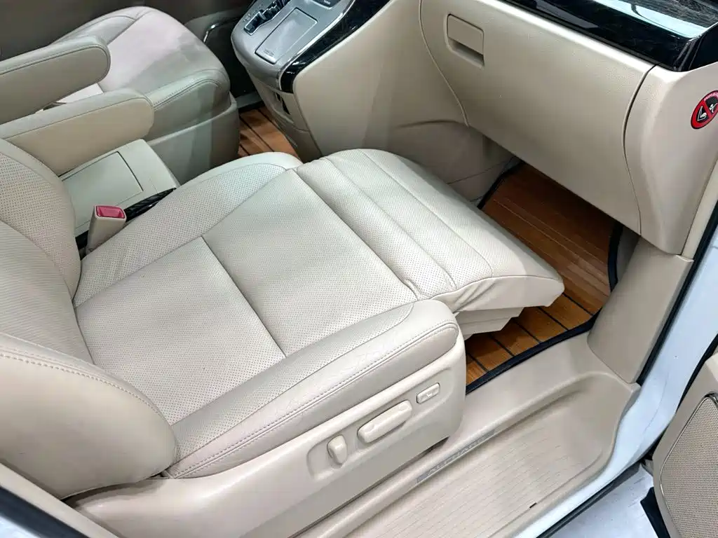Toyota Alphard — миниатюра 11
