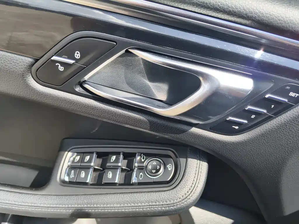 Porsche Macan — миниатюра 16