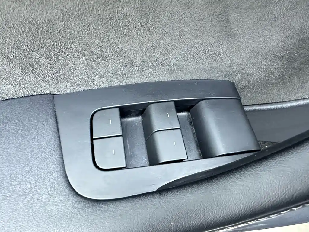 Tesla Model Y — миниатюра 18