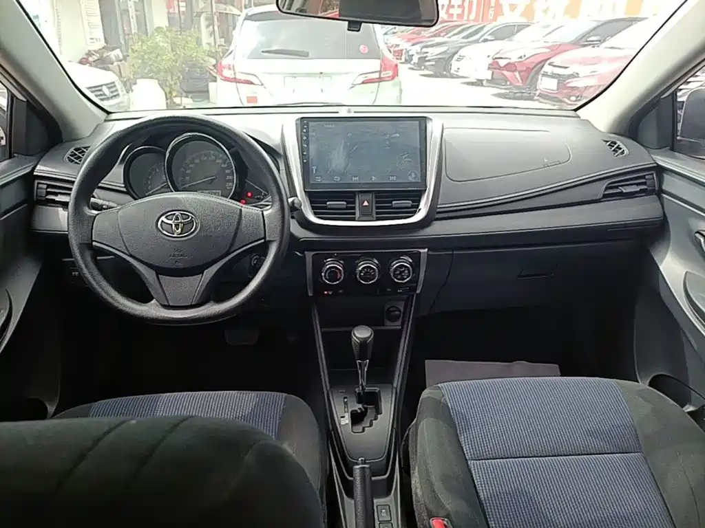 Toyota Yaris L — миниатюра 10