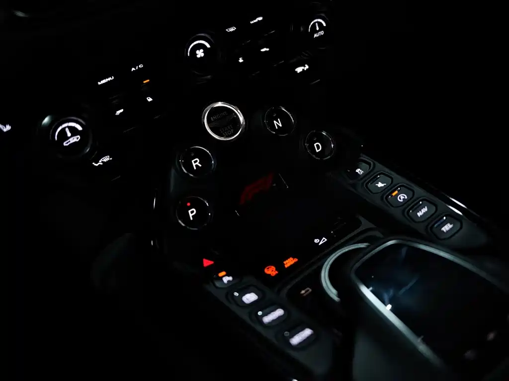 Aston Martin V8 Vantage — миниатюра 12