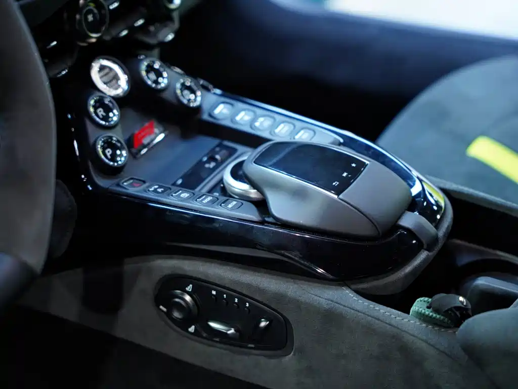 Aston Martin V8 Vantage — миниатюра 37