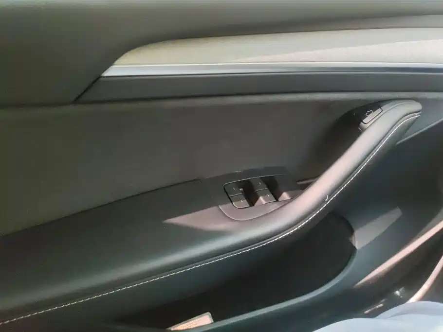 Tesla Model Y — миниатюра 7