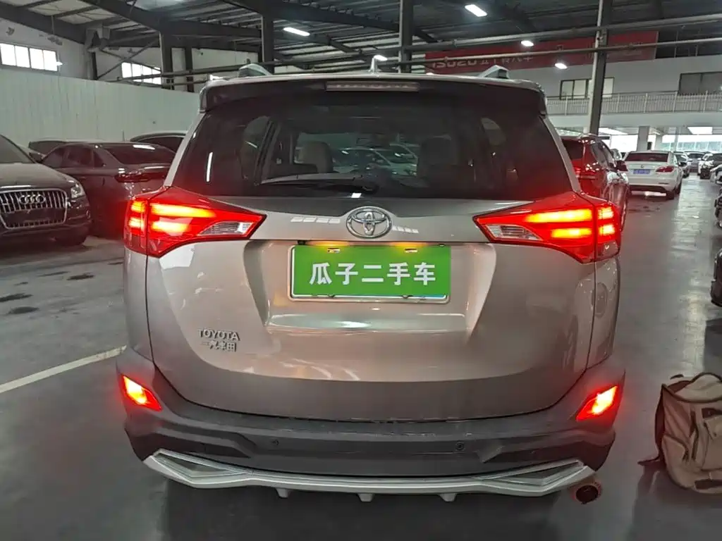 Toyota RAV4 — миниатюра 6