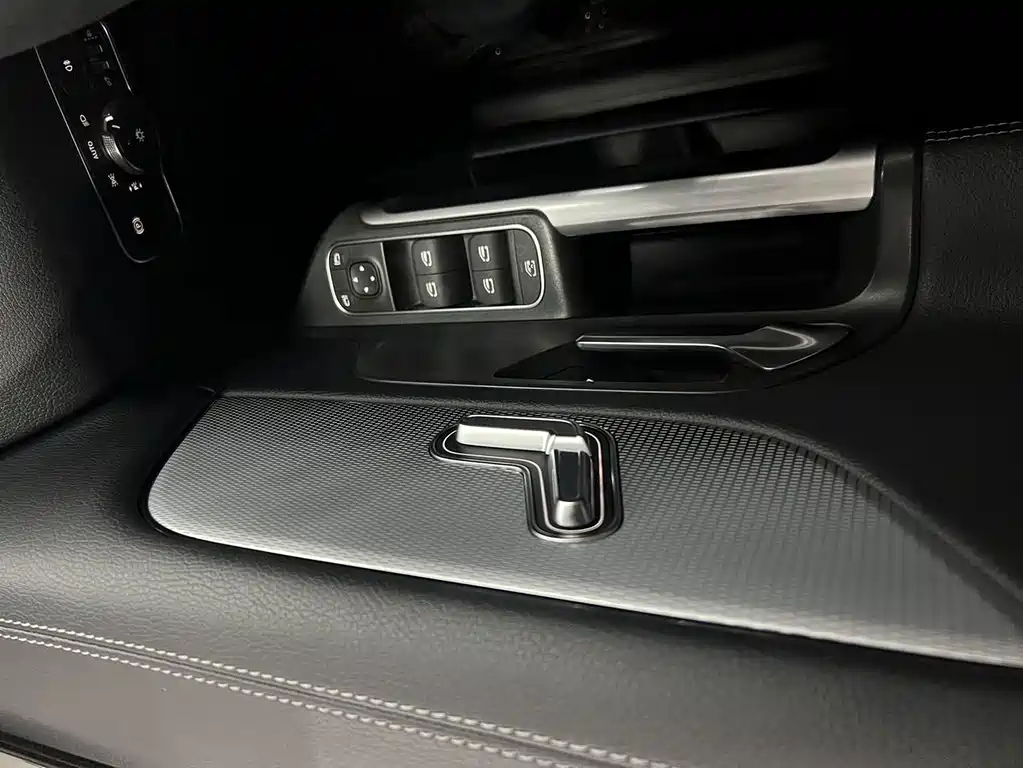 Mercedes-Benz GLB — миниатюра 11