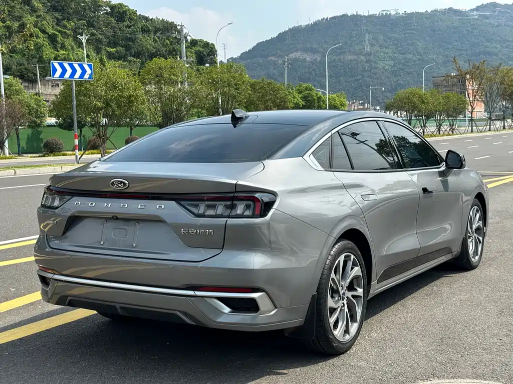 Ford Mondeo — миниатюра 6