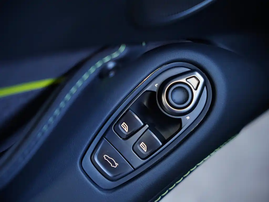 Aston Martin V8 Vantage — миниатюра 15