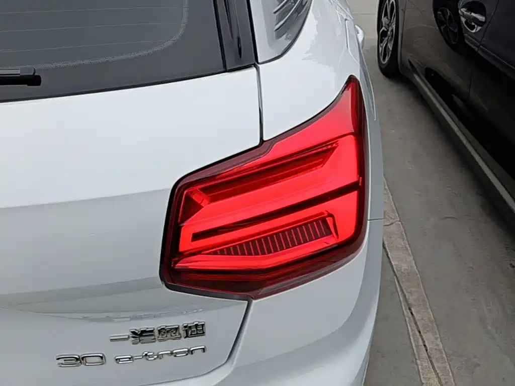 Audi Q2L e-tron — миниатюра 8