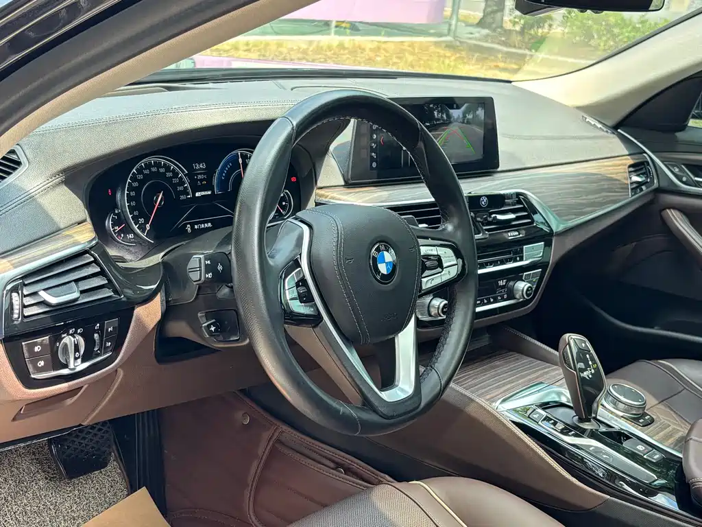 BMW 5 Series New Energy — миниатюра 10