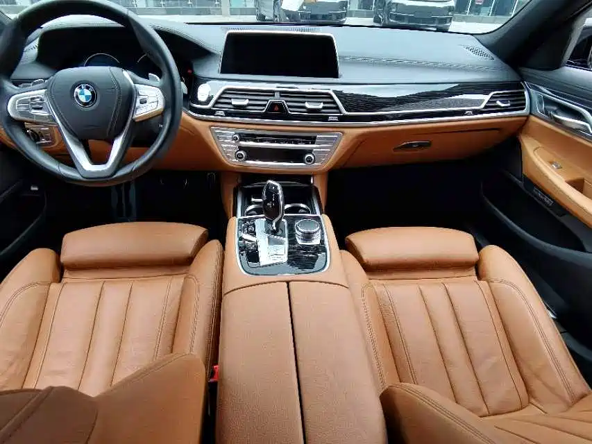 BMW 7 Series — миниатюра 7