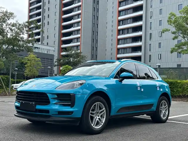 PORSCHE MACAN