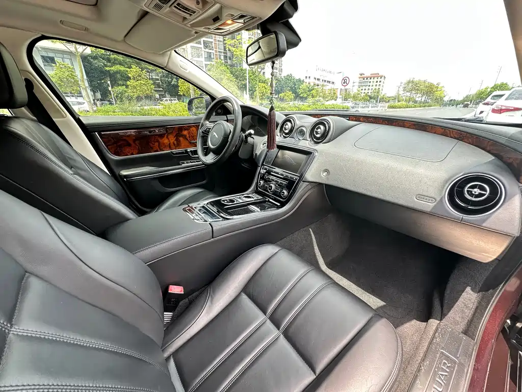 Jaguar XJ — миниатюра 9