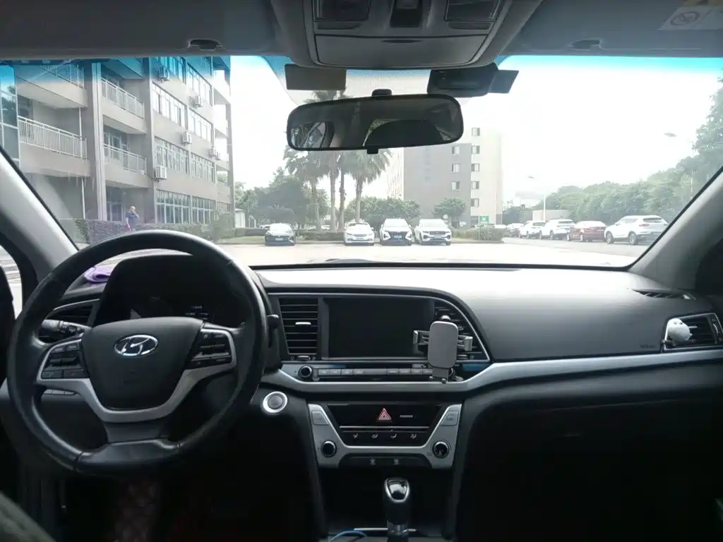 Hyundai Elantra — миниатюра 5