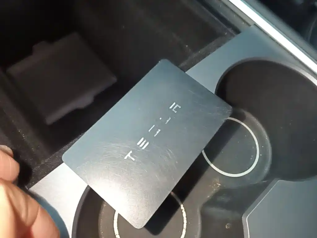Tesla Model Y — миниатюра 9