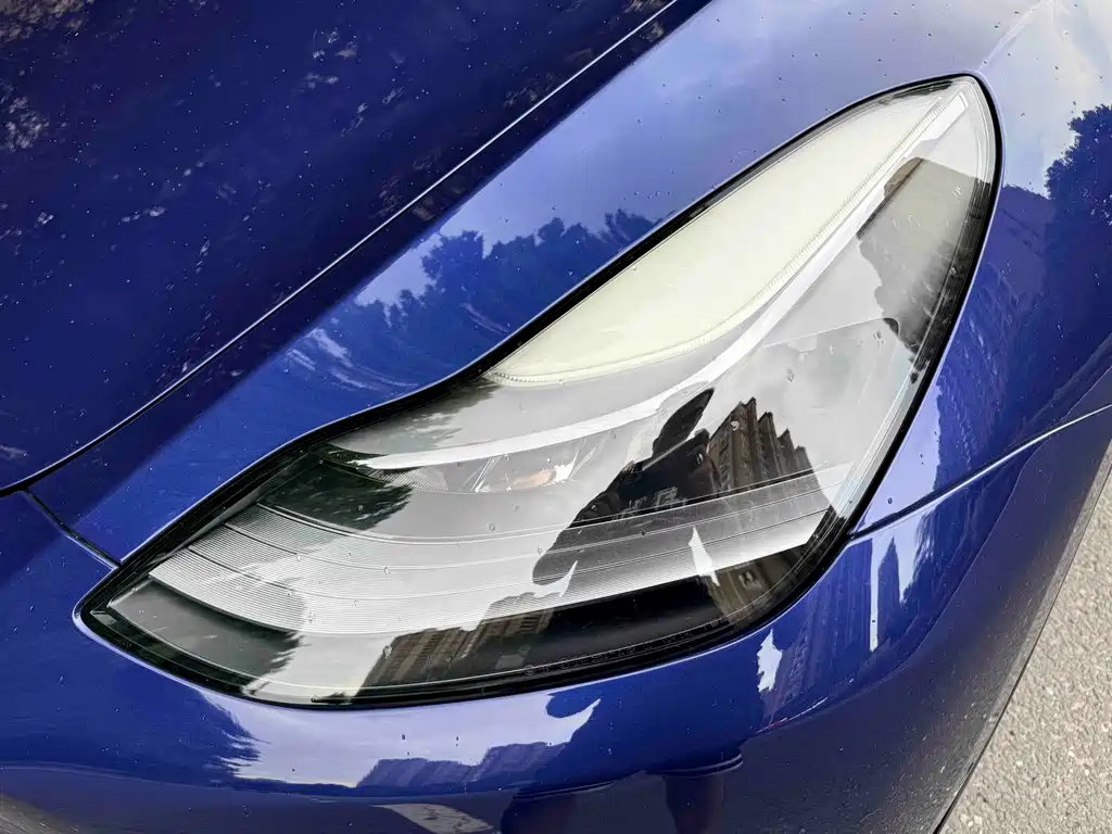 Tesla Model Y — миниатюра 3