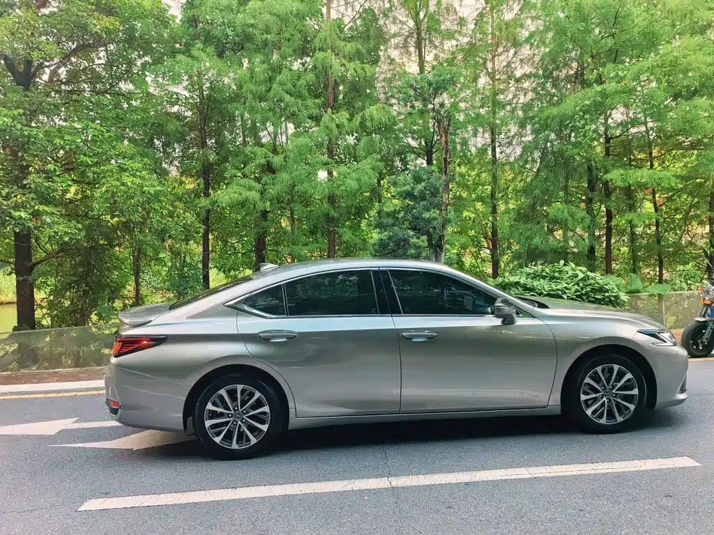 Lexus ES — миниатюра 13