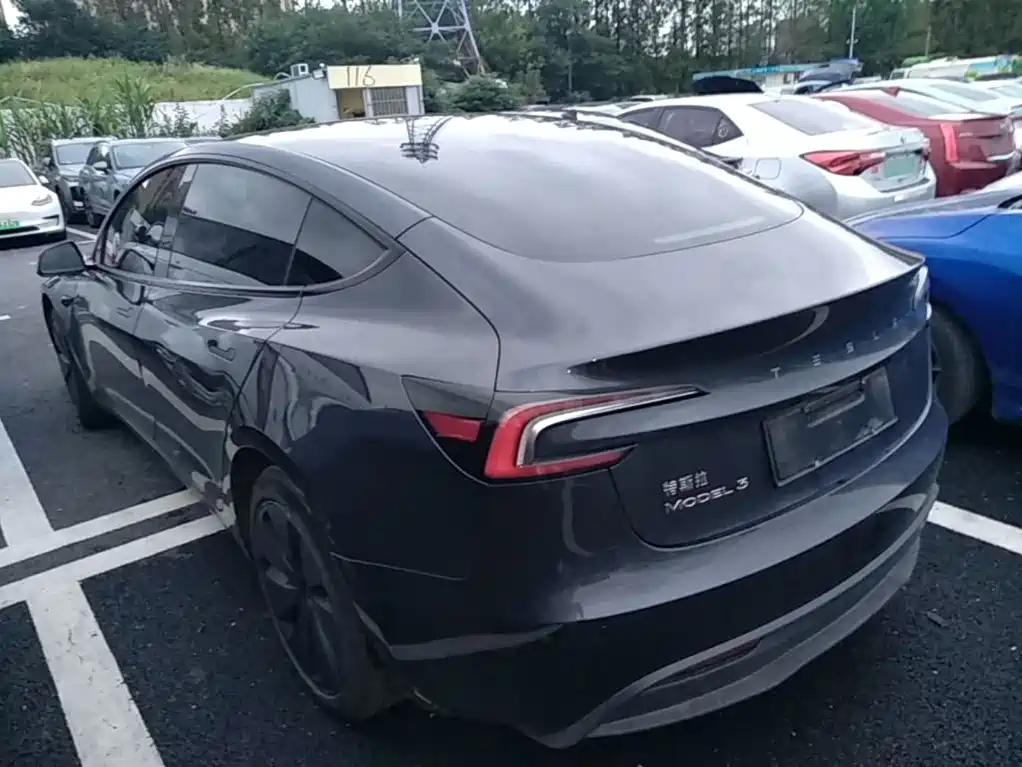 Tesla Model 3 — миниатюра 5