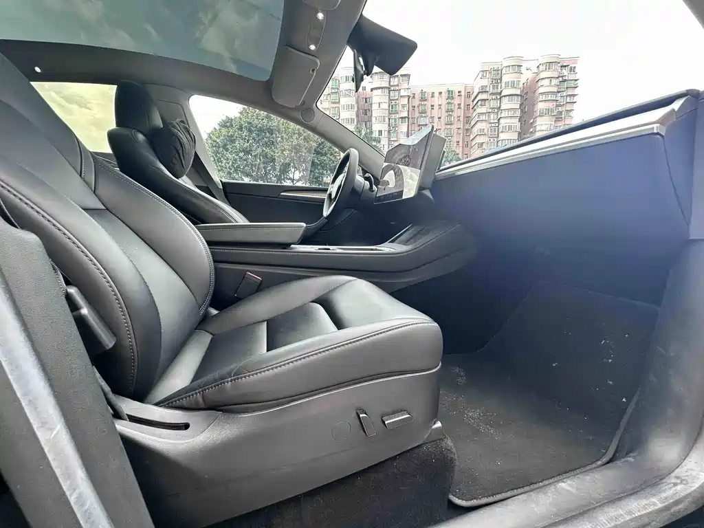Tesla Model Y — миниатюра 11