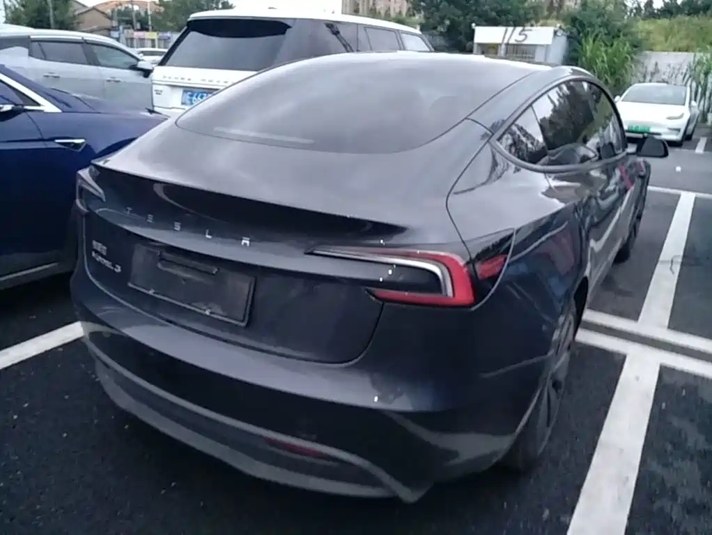 Tesla Model 3 — миниатюра 7