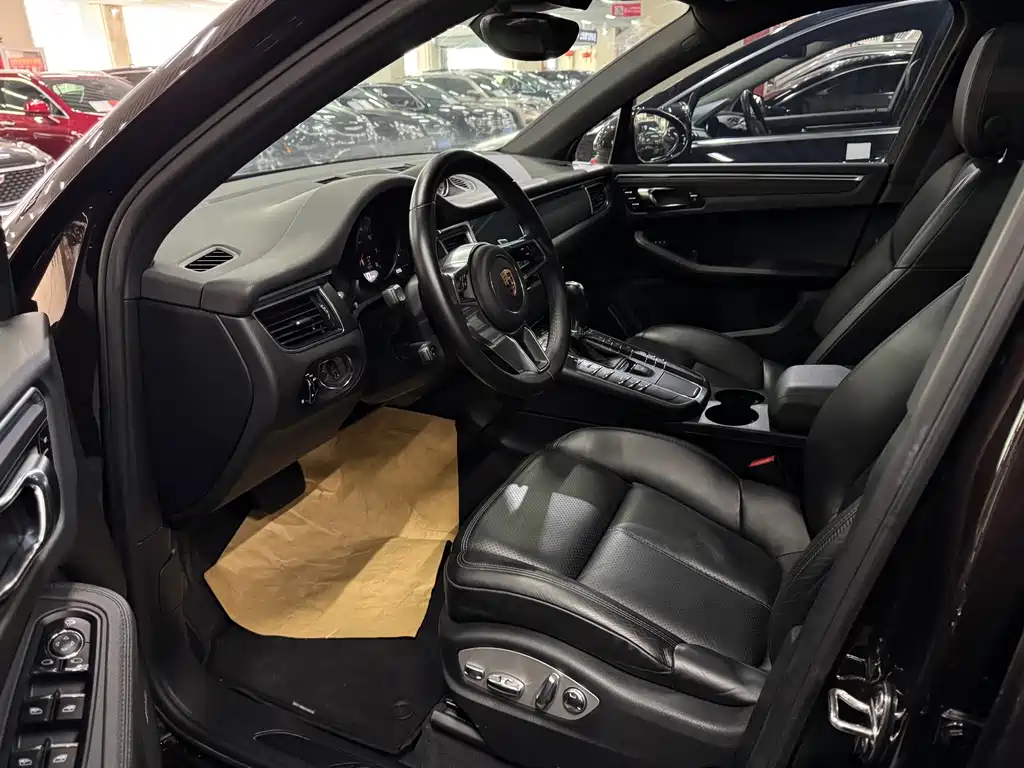 PORSCHE MACAN