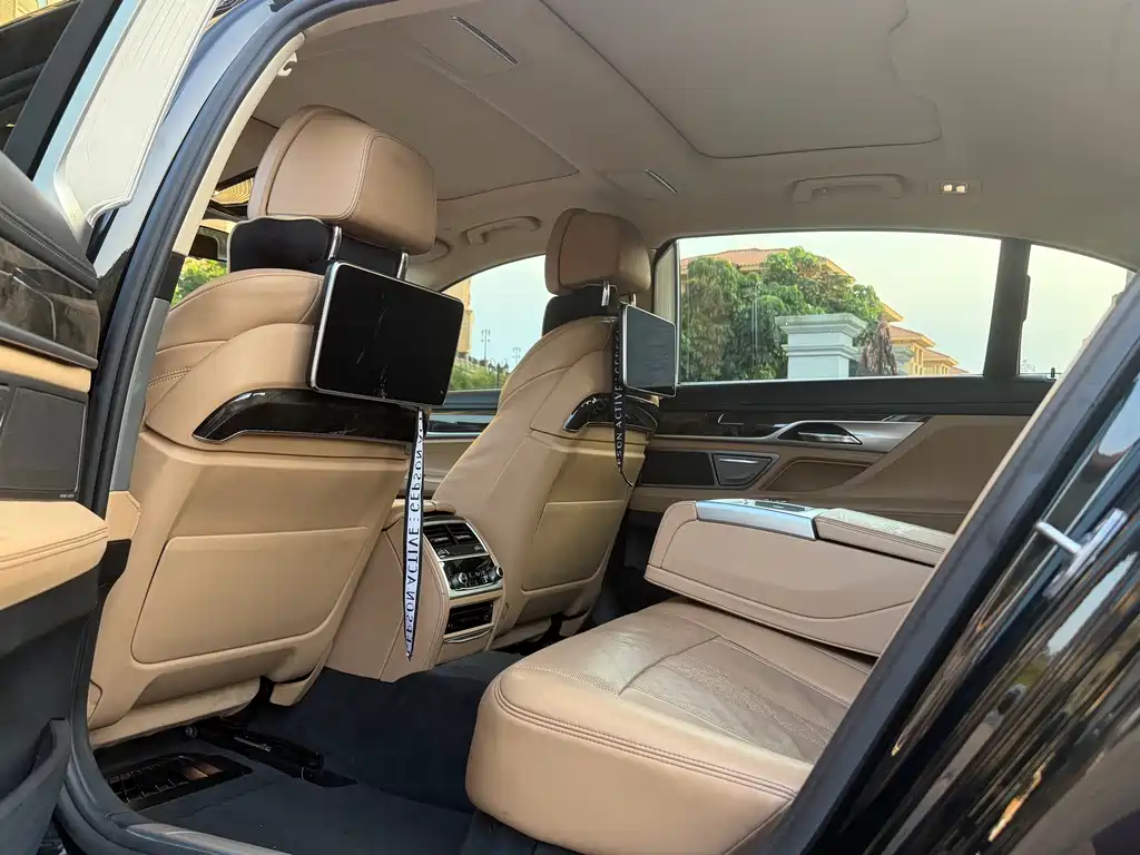 BMW 7 Series — миниатюра 10