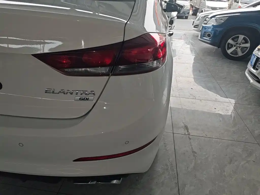 Hyundai Elantra — миниатюра 8