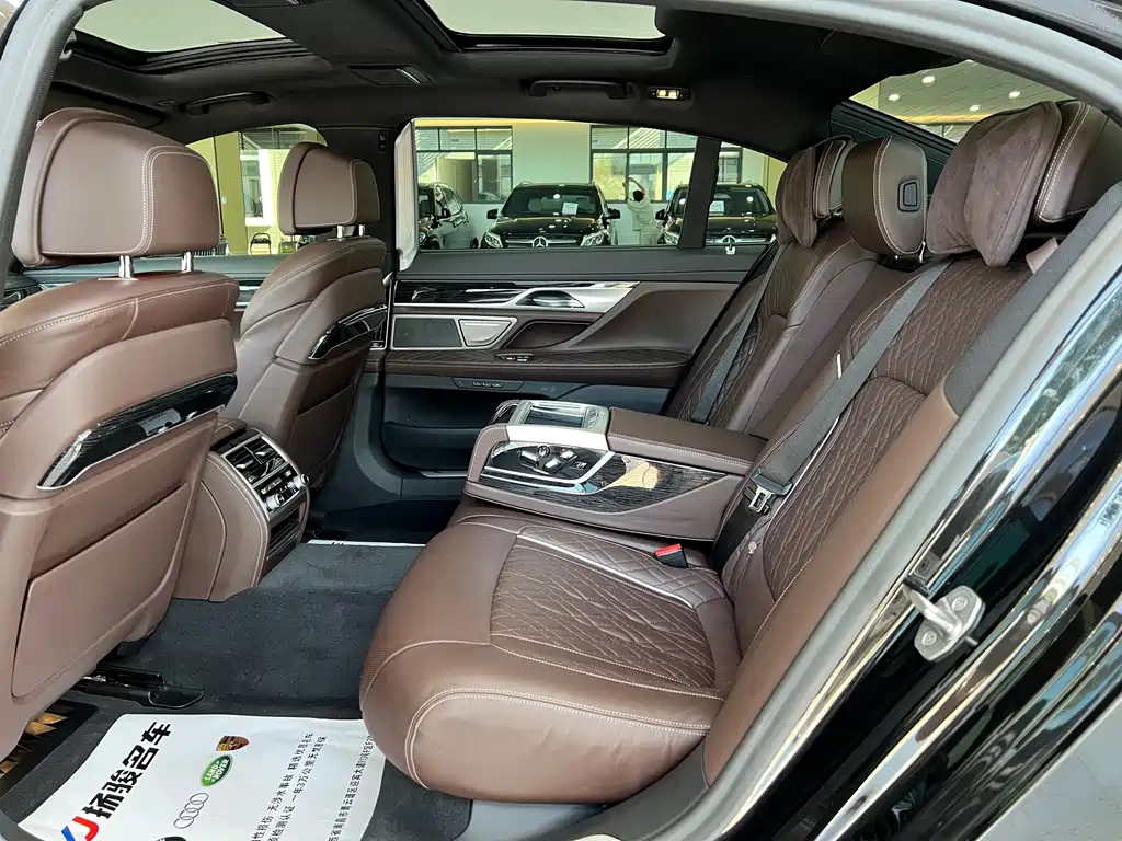 BMW 7 Series — миниатюра 9