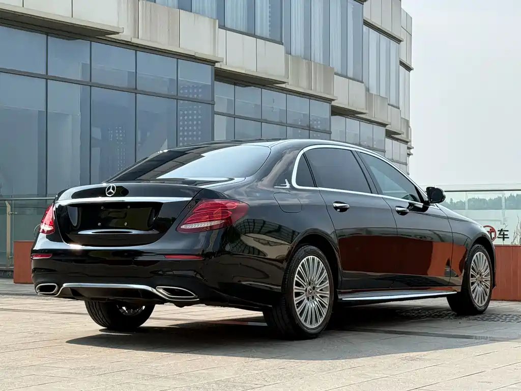 Mercedes-Benz E-Class — миниатюра 9