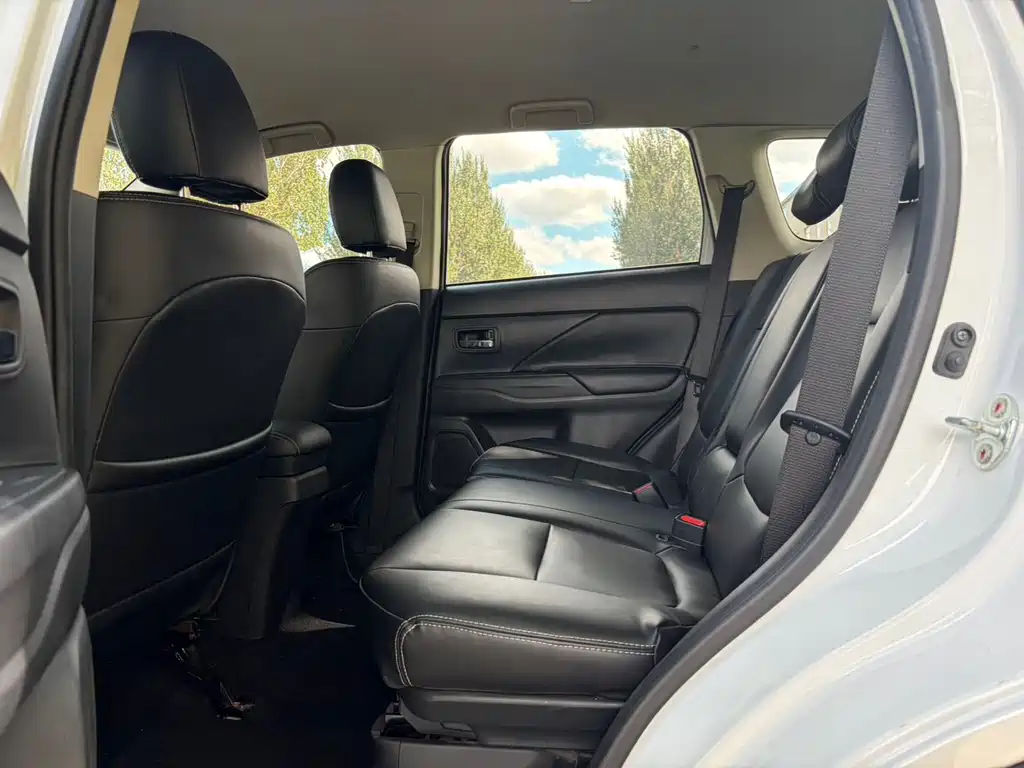 Mitsubishi Outlander — миниатюра 7