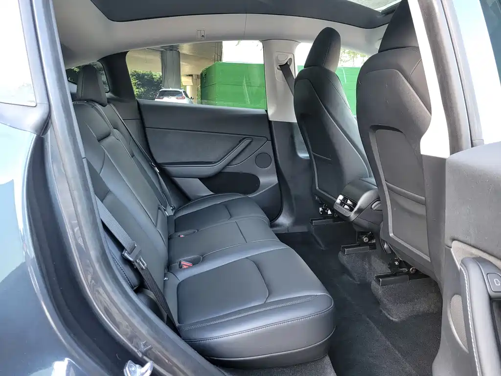 Tesla Model Y — миниатюра 9