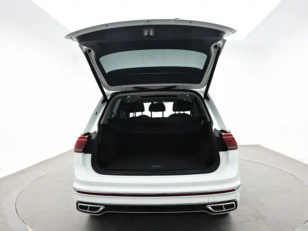 Volkswagen Tiguan L PHEV — миниатюра 8