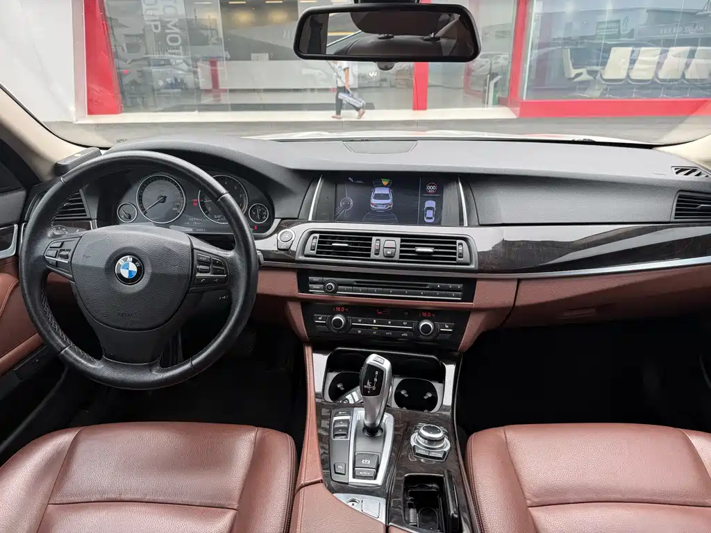 BMW 5 Series — миниатюра 10