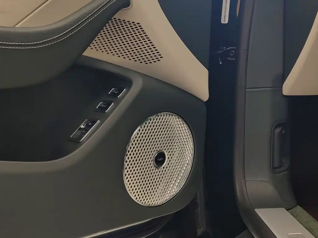 Bentley Flying Spur PHEV — миниатюра 10